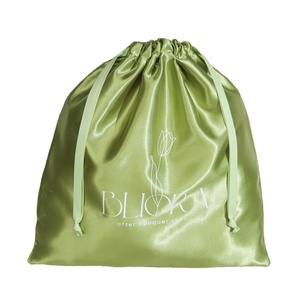 Pochette à cordon en satin imprimée avec logo personnalisé, sac de rangement de luxe en satin pour sous-vêtements et chaussures - Product Image 1