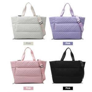 Sac de sport et de voyage personnalisé pour femme en coton Oxford rembourré, grand sac fourre-tout portable à motif losanges pour le yoga - Product Image 2