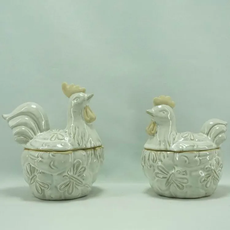 Wadah bumbu keramik ayam jantan dicat tangan dengan pola bunga pahatan untuk dekorasi meja pedesaan