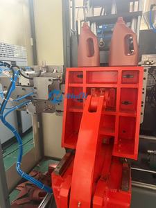 Machine de soufflage entièrement automatique pour bidons jerrycan de 20L et 25L en plastique HDPE, moulage par extrusion à double 3 couches - Product Image 3