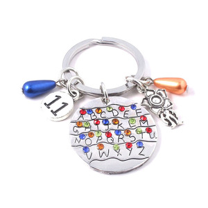 Llavero con letra de <span class=keywords><strong>Stranger</strong></span> <span class=keywords><strong>Things</strong></span> para hombre y mujer, colgante con luz del alfabeto, regalo de joyería - Product Image 1