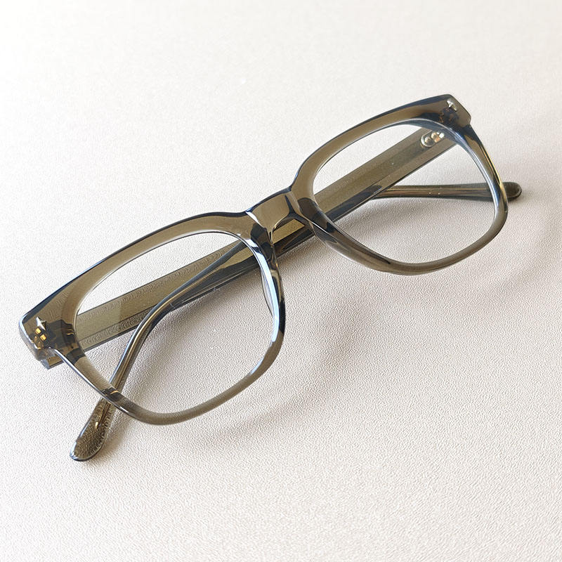 สีเขียวสีน้ำตาล