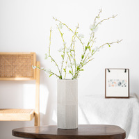 Vase à fleurs en céramique artisanal en porcelaine blanche mate à rayures géométriques nordiques ARM LVG pour décoration de mariage