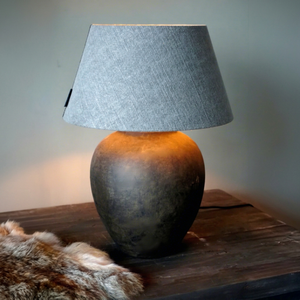 Base de Lámpara de Mesa Marrón Clásica y Majestuosa, Diseño Rústico Vintage de Cerámica con Pantalla de Tela Gris para una Decoración de Iluminación Elegante en el Hogar - Product Image 1