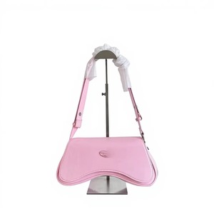 Bolso de Hombro de Cuero Charol Negro para <span class=keywords><strong>Mujer</strong></span>, Elegante Bolso de Mano con Solapa Curva y Correa Ajustable con Detalle Fruncido - Product Image 3
