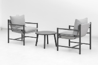 Ensemble de conversation minimaliste en métal pour l'extérieur, cadre noir mat, fauteuils individuels, table basse ronde, coussins compressés haute densité