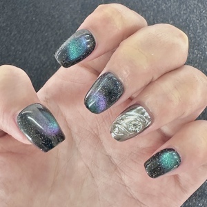 Precio de Fábrica <span class=keywords><strong>Uñas</strong></span> Postizas <span class=keywords><strong>Cortas</strong></span> Tipo Ataúd con Decoración de Brillo Aurora Negra Reutilizables <span class=keywords><strong>para</strong></span> Uso Diario de Niñas Diseño Personalizado Venta al por Mayor - Product Image 1