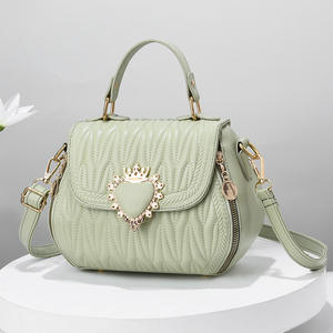 حقائب يد نسائية جديدة رائجة من الجلد الصناعي عالي الجودة، حقائب مصممة أنيقة مع سلاسل وزخارف شراشيب وإغلاق بسحاب - Product Image 4