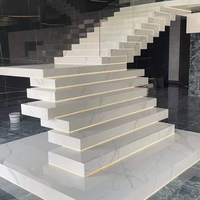 Escalier flottant populaire en marbre Bianco Carrara, marches modernes en pierre frittée, escalier minimaliste lumineux en pierre frittée