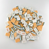 Fichas de Mahjong Americanas Blancas y Verdes en Capas con Tapete de Mahjong Estampado Floral Azul Claro de 800x800mm, Juego de Guía