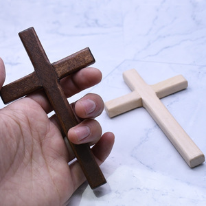 Croix en bois artisanale 12x7cm en hêtre massif, design rustique pour la maison, le bureau, décoration religieuse, cadeau, baptême - Product Image 4