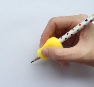 Porte-crayon en silicone souple pour enfants, aide à l'écriture compatible avec la plupart des instruments d'écriture pour les élèves - Product Image 4