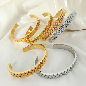 ต่างหูแบบห่วงโลหะผสมสังกะสีดีไซน์สไปค์ ชุดแหวนและกำไลข้อมือแบบเปิด เครื่องประดับแฟชั่นสำหรับทุกเพศ - Product Image 3