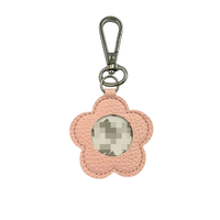Breloque de sac en cuir en forme de fleur, broderie de lettres au point d'aiguille, auto-finie, ornement en cuir, cadeau