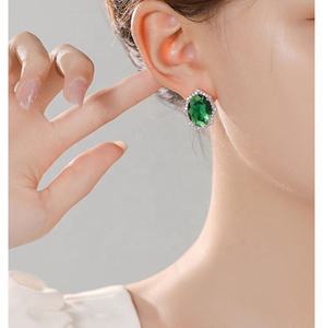 Pendientes de Botón de Plata 925 Chapados en Oro y Cobre de Lujo, con Incrustaciones de Circonita Geométrica, Modernos y Exclusivos para Mujer - Product Image 4