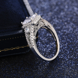 Anello di Proposta Classico per Donne, Elegante Gioiello Scintillante da Indossare sul Dito - Product Image 6
