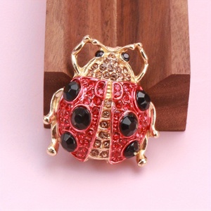 Spilla a forma di <span class=keywords><strong>scarabeo</strong></span> rosso <span class=keywords><strong>portafortuna</strong></span>, corpo in metallo artigianale con finitura a vortice dorato, chiusura a spilla di sicurezza, spilla smaltata, spilla originale da donna - Product Image 2