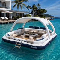 Plateforme aquatique gonflable commerciale avec abri en dôme, sièges rembourrés et table en bois pour le tourisme côtier