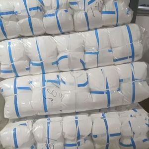 Combinaison de protection jetable avec capuche, imperméable et résistante à l'huile, pour usage agricole, en tissu non tissé PPE, coupe standard, coutures soudées - Product Image 1
