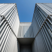 Système de bardage décoratif extérieur en aluminium à lamelles verticales pour la ventilation des bâtiments