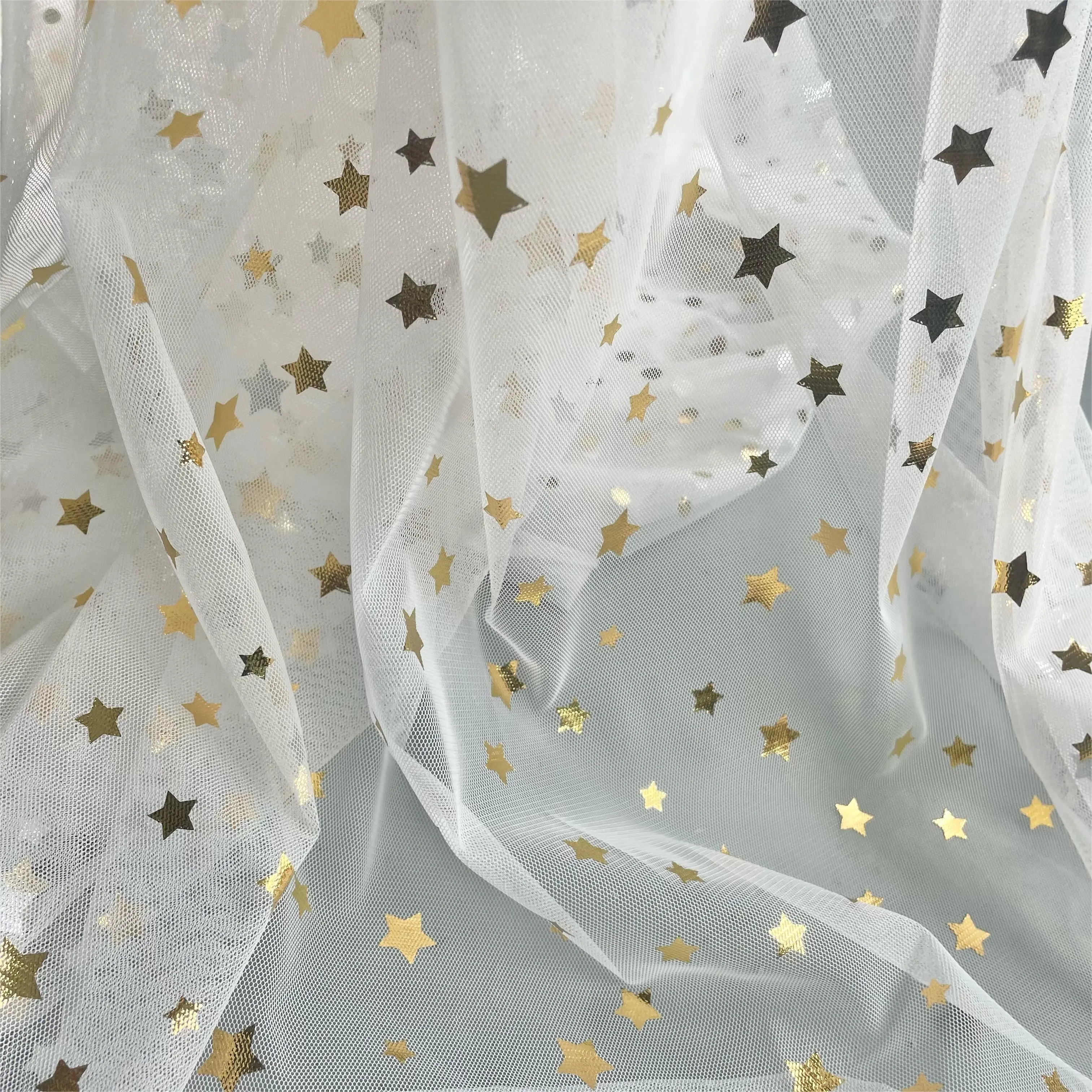 Vente en gros de tissu en maille hexagonale en polyester personnalisable, tissu en tulle étoilé avec étoiles dorées