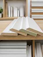 Plinthe en MDF blanc apprêté pour moulures, encadrements de portes et fenêtres, et finitions intérieures