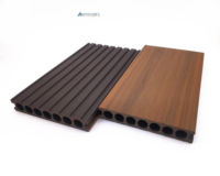Planche de terrasse moderne extérieure en WPC co-extrudé simple face étanche forme carrée grain de bois double verrouillage languette et rainure