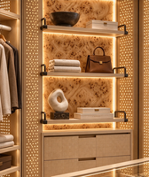 Dressing sur mesure moderne et luxueux avec éclairage LED, armoire intégrée, meuble de rangement ouvert et îlot central pour villa.