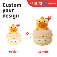 Geel Pluche Taartfiguurtje met Feestmuts - Leuk Verjaardagsknuffel - Schattig Feestcadeau - Tafeldecoratie voor Feestjes