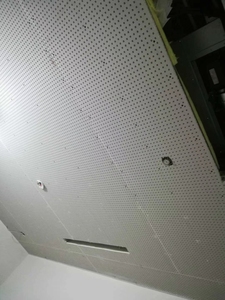 Soffitto in gesso forato acustico senza cuciture con foro rotondo da 12mm <span class=keywords><strong>cartongesso</strong></span> con caratteristiche comuni decorazione del progetto scolastico - Product Image 4