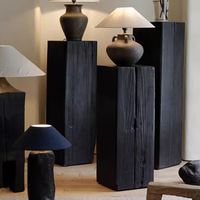 Table basse carrée en bois massif avec tabouret d'angle bas et base en bois sculpté décoratif et ornements en pile