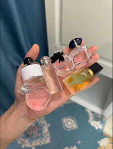 Bottiglia di <span class=keywords><strong>Eau</strong></span> <span class=keywords><strong>De</strong></span> Parfum in Vetro Sfumato di Lusso con Profumo Legnoso e Pompa Spray Bronzante - Product Image 3