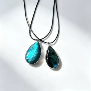 Collier <span class=keywords><strong>Pendentif</strong></span> <span class=keywords><strong>en</strong></span> Cristal de Mode, Pierre Précieuse <span class=keywords><strong>Labradorite</strong></span> Bleue, Bijou <span class=keywords><strong>Pendentif</strong></span> Pierre de Lune pour Décoration - Product Image 1