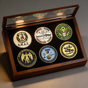 Moneda Conmemorativa 3D de Aviones de la Paz de 2 Pulgadas con Borde Zig Zag y Estuche de Madera, Fabricada en China - Product Image 2