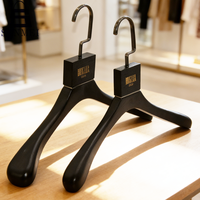 Ensemble de cintres en bois d'arbre de frêne noir de luxe, spécialement conçus, avec logo personnalisé