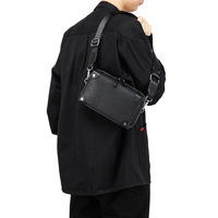 Sac bandoulière messager pour homme, grande capacité, coque rigide, décoré de rivets, imperméable et durable, vente en gros, personnalisable en usine