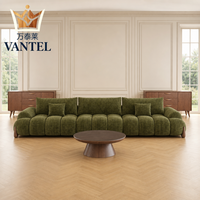 Ensemble de meubles de salon de villa moderne, canapé rembourré vert sur mesure, fauteuils et table basse