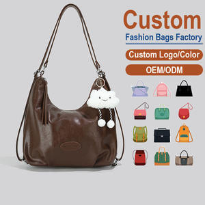 Bolso de Hombro de Cuero Sintético – Adornado con un Encanto de Nube de Peluche |   Silueta Relajada sin Esfuerzo |   Fabricante de Bolsas Personalizadas - Product Image 1