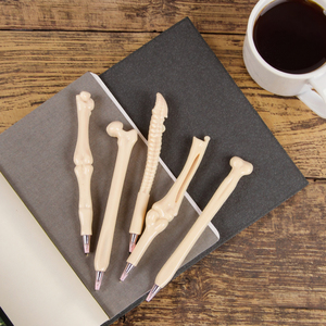 Penna a Sfera in Plastica con Design Intricato a Forma di Osso - Penna Promozionale Personalizzata Unica con Inchiostro Blu/Nero e Stampa UV/Digitale - Product Image 1
