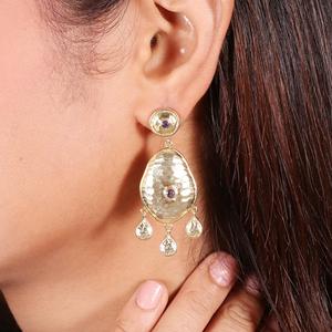 Pendientes grandes de latón chapado en oro martillado con iolita, de la fábrica de la India, para mujer, ideales para fiestas. - Product Image 3