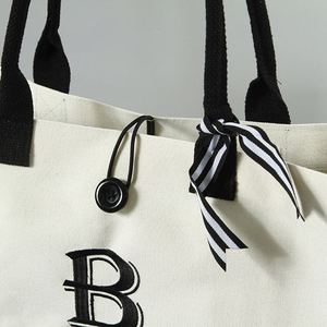 Sac de shopping en toile imperméable robuste avec logo personnalisable, design contrasté noir et blanc, patchwork écologique, sac fourre-tout en toile - Product Image 5