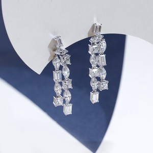 Boucles d'oreilles tendance MSE-844 en or blanc 18 carats avec diamants de laboratoire - Product Image 2