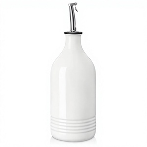 Distributeur d'huile d'olive en céramique blanche de 20 oz avec bec verseur pour la cuisine, adapté à l'huile, au vinaigre, au café et aux sirops - Product Image 1