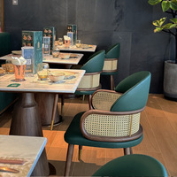Meubles de restaurant : Tables et chaises en bois massif, design nordique, plateau en marbre, banquette murale, canapé, usage commercial, tendance