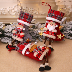 4 chaussettes <span class=keywords><strong>de</strong></span> Noël festives à motif à carreaux <span class=keywords><strong>de</strong></span> taille moyenne pour la fête des enfants, décoration <span class=keywords><strong>de</strong></span> la maison avec ornements suspendus, sacs à bonbons - Product Image 1