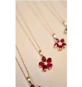 Collier pendentif fleur en or jaune 18 carats avec diamants naturels et rubis Xinfly - Product Image 1