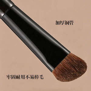 Brocha iluminadora mate de pelo animal con mango de madera para contorno y fijación de maquillaje - Product Image 3