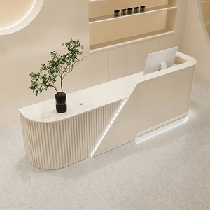 Comptoir de réception LED incurvé moderne avec panneau cannelé personnalisé pour salon de beauté, spa, institut de manucure - Product Image 4