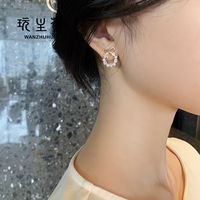 Style rond de conception à la mode 2025 avec des paramètres de perles belles boucles d'oreilles pour les femmes