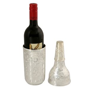Ensemble de supports pour bouteilles de vin en laiton plaqué argent gravé sur mesure, manchons rafraîchissants en métal pour articles de bar d'hôtel de luxe et cadeaux d'entreprise - Product Image 1